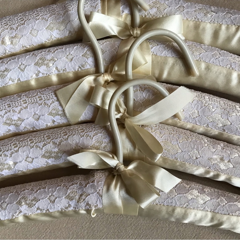 SATIN AND LACE HANGERS - Picture 3 of 6